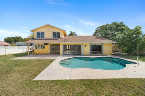 Купить виллу или дом в Лодерхилл, Флорида 5 спален, 267.28м2, № 2035927 - фото 4