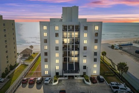 Condo in Daytona Beach, Florida, 2 bedrooms  № 1570417 - photo 1