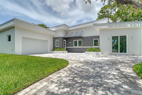 House in Sarasota, Florida 4 bedrooms, 253.72 sq.m. № 1910165 - photo 1