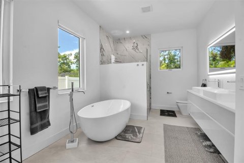 House in Sarasota, Florida 4 bedrooms, 253.72 sq.m. № 1910165 - photo 16
