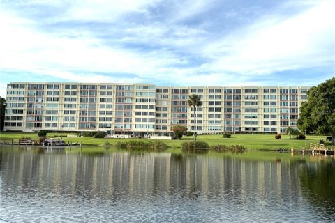 Condo in Winter Haven, Florida, 2 bedrooms № 2233647 - photo 2