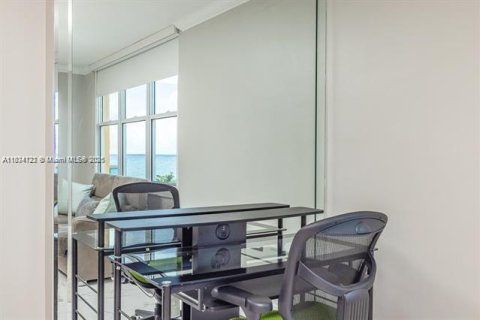 Condo in Hollywood, Florida  № 1813943 - photo 6