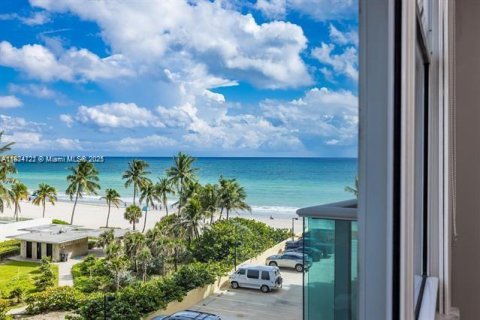 Condo in Hollywood, Florida  № 1813943 - photo 2