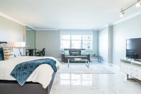 Condo in Hollywood, Florida  № 1813943 - photo 8
