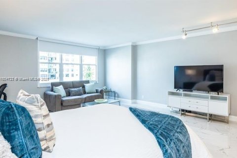 Condo in Hollywood, Florida  № 1813943 - photo 9