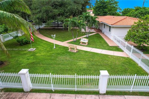 House in Coral Gables, Florida 4 bedrooms, 187.11 sq.m. № 1865595 - photo 26