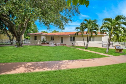 House in Coral Gables, Florida 4 bedrooms, 187.11 sq.m. № 1865595 - photo 29