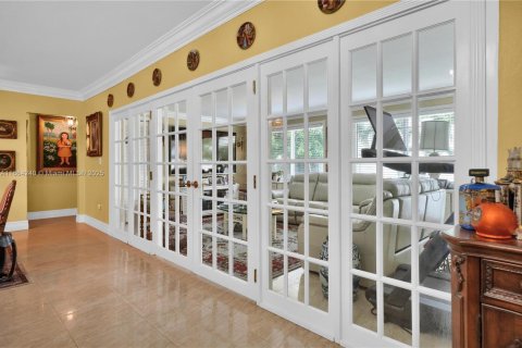 House in Coral Gables, Florida 4 bedrooms, 187.11 sq.m. № 1865595 - photo 3