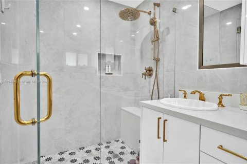 House in Coral Gables, Florida 4 bedrooms, 187.11 sq.m. № 1865595 - photo 22