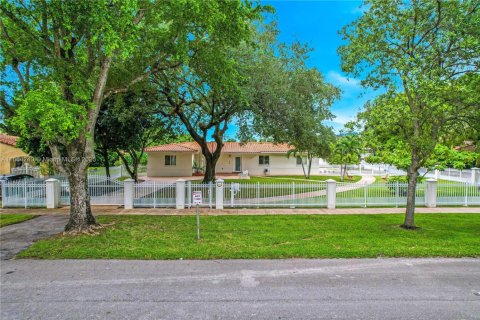 House in Coral Gables, Florida 4 bedrooms, 187.11 sq.m. № 1865595 - photo 1