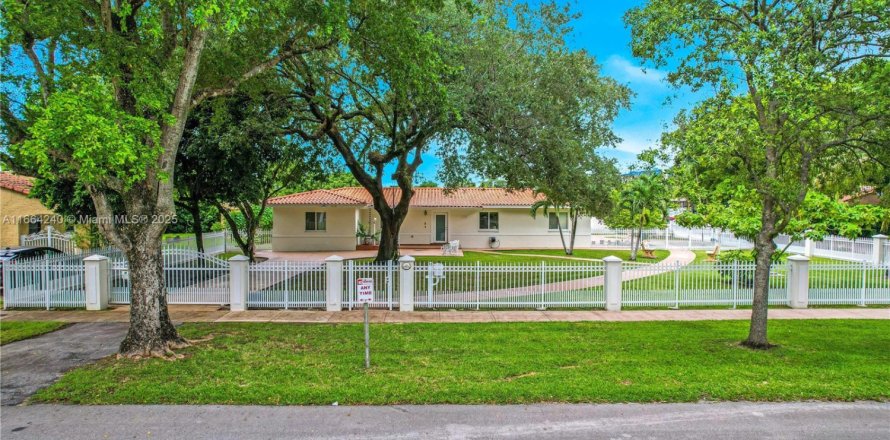 House in Coral Gables, Florida 4 bedrooms, 187.11 sq.m. № 1865595