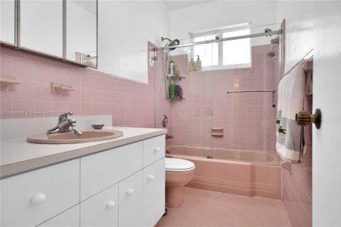 House in Coral Gables, Florida 4 bedrooms, 187.11 sq.m. № 1865595 - photo 19