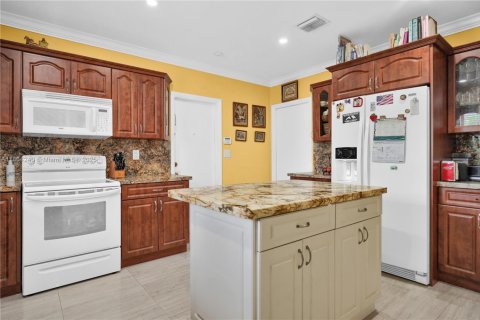 House in Coral Gables, Florida 4 bedrooms, 187.11 sq.m. № 1865595 - photo 7