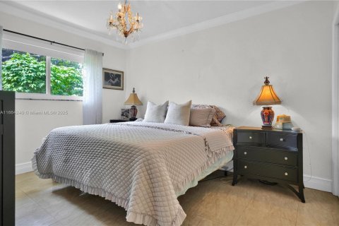 House in Coral Gables, Florida 4 bedrooms, 187.11 sq.m. № 1865595 - photo 17