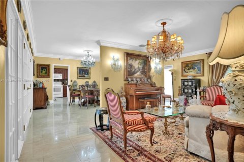 House in Coral Gables, Florida 4 bedrooms, 187.11 sq.m. № 1865595 - photo 15