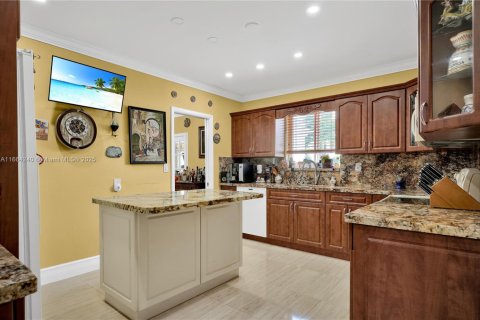 House in Coral Gables, Florida 4 bedrooms, 187.11 sq.m. № 1865595 - photo 6