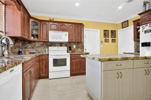 House in Coral Gables, Florida 4 bedrooms, 187.11 sq.m. № 1865595 - photo 5