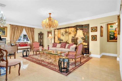 House in Coral Gables, Florida 4 bedrooms, 187.11 sq.m. № 1865595 - photo 13