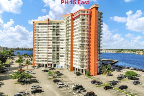 Condominio en Miami, Florida, 2 dormitorios  № 2010605