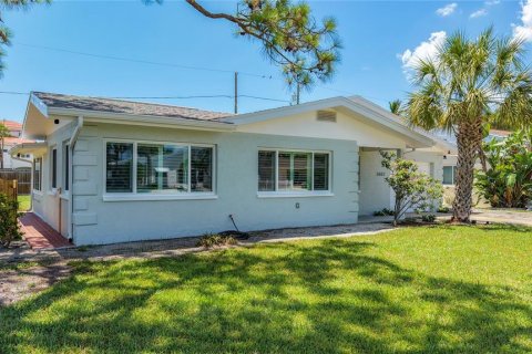 House in Saint Pete Beach, Florida 3 bedrooms, 141.58 sq.m. № 2277881