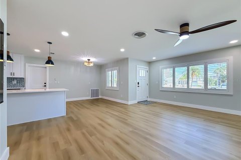 Casa en alquiler en Saint Pete Beach, Florida, 3 dormitorios, 141.58 m2 № 2277881 - foto 10