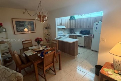 Condo in Greenacres, Florida, 2 bedrooms  № 2397914 - photo 17