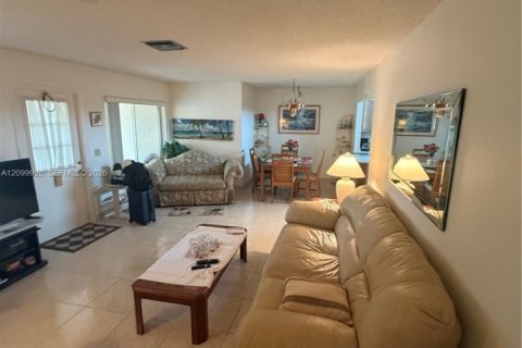 Condo in Greenacres, Florida, 2 bedrooms  № 2397914 - photo 16
