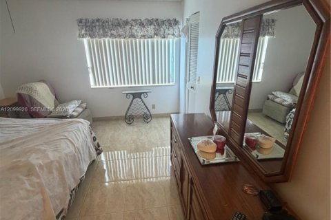 Condo in Greenacres, Florida, 2 bedrooms  № 2397914 - photo 11