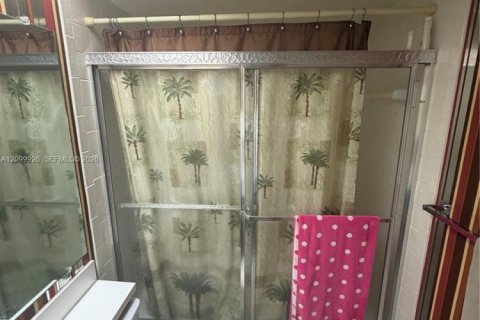 Condo in Greenacres, Florida, 2 bedrooms  № 2397914 - photo 8