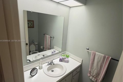 Condo in Greenacres, Florida, 2 bedrooms  № 2397914 - photo 4