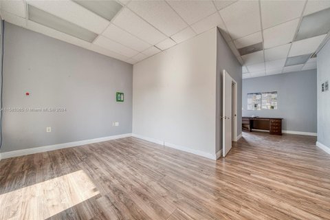 Tienda en alquiler en Miami, Florida № 1172403 - foto 1