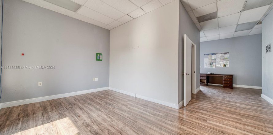 Tienda en Miami, Florida № 1172403