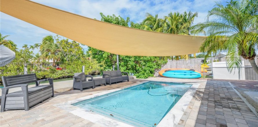 Casa en Marathon, Florida 4 dormitorios, 162.02 m2 № 1975972