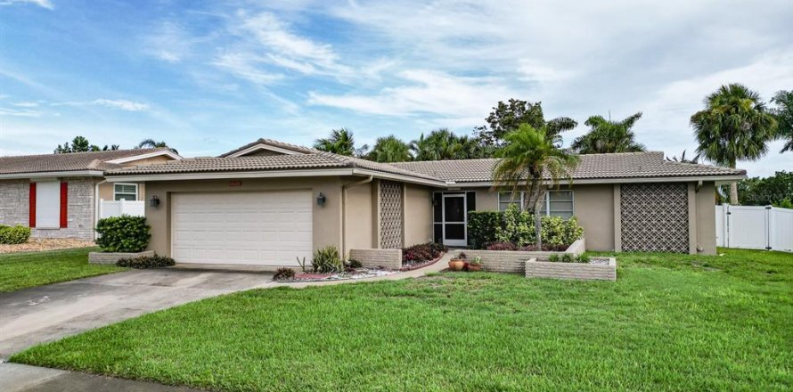 House in Seminole, Florida 3 bedrooms, 164.44 sq.m. № 1816716