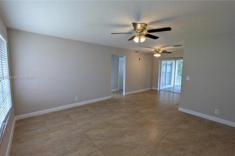 House in Tamarac, Florida 2 bedrooms, 80.64 sq.m. № 1945521 - photo 10