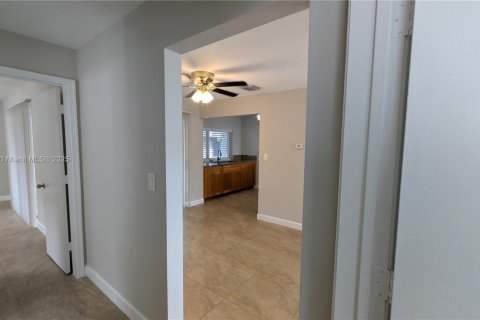 House in Tamarac, Florida 2 bedrooms, 80.64 sq.m. № 1945521 - photo 23