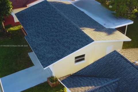 House in Tamarac, Florida 2 bedrooms, 80.64 sq.m. № 1945521 - photo 2