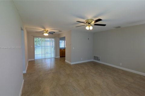 House in Tamarac, Florida 2 bedrooms, 80.64 sq.m. № 1945521 - photo 13