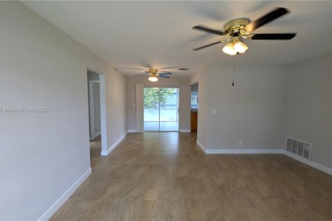 House in Tamarac, Florida 2 bedrooms, 80.64 sq.m. № 1945521 - photo 12