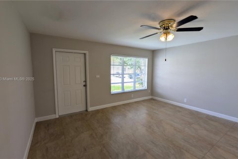 House in Tamarac, Florida 2 bedrooms, 80.64 sq.m. № 1945521 - photo 18