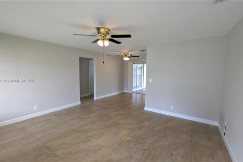 House in Tamarac, Florida 2 bedrooms, 80.64 sq.m. № 1945521 - photo 9