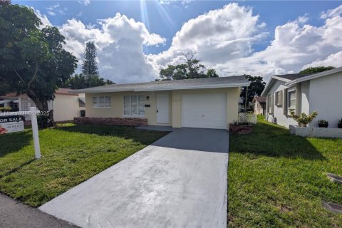 House in Tamarac, Florida 2 bedrooms, 80.64 sq.m. № 1945521 - photo 1