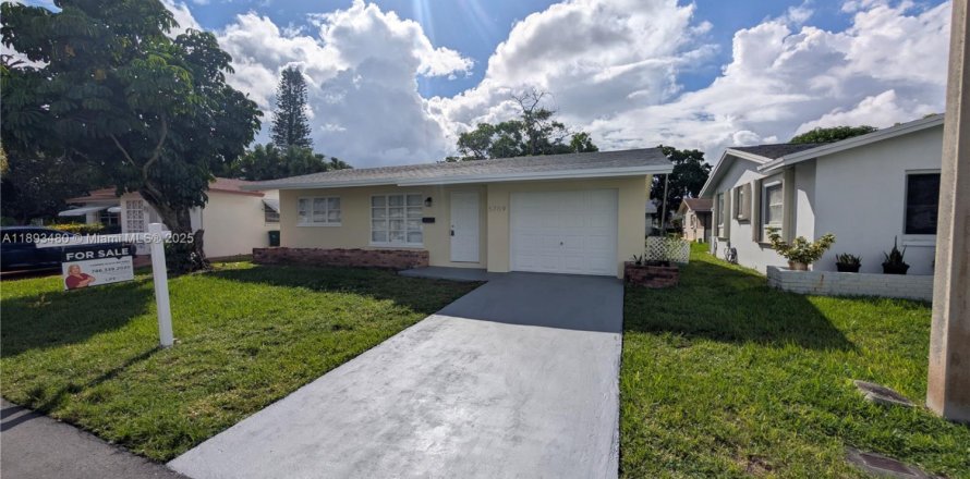 House in Tamarac, Florida 2 bedrooms, 80.64 sq.m. № 1945521