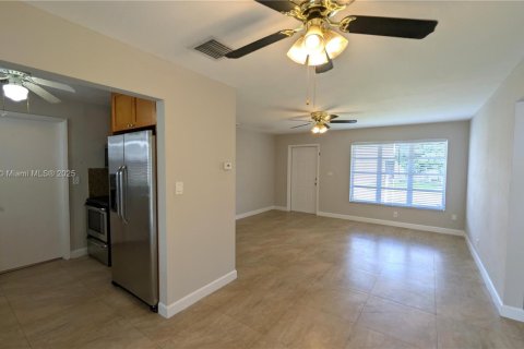 House in Tamarac, Florida 2 bedrooms, 80.64 sq.m. № 1945521 - photo 16