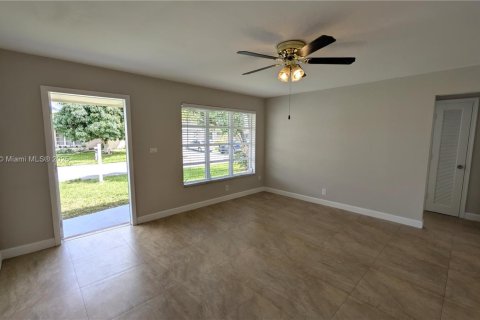 House in Tamarac, Florida 2 bedrooms, 80.64 sq.m. № 1945521 - photo 17