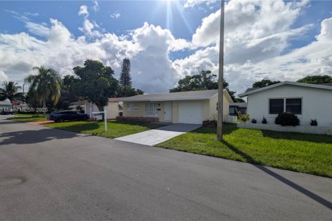 House in Tamarac, Florida 2 bedrooms, 80.64 sq.m. № 1945521 - photo 8