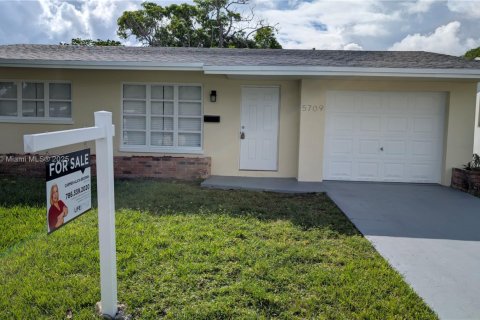 House in Tamarac, Florida 2 bedrooms, 80.64 sq.m. № 1945521 - photo 4