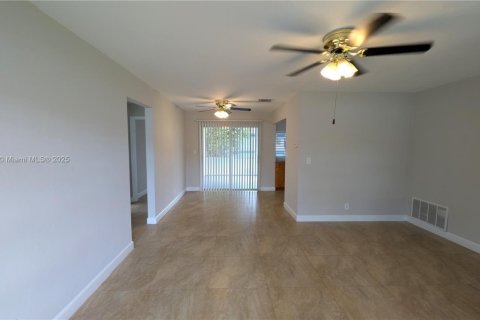 House in Tamarac, Florida 2 bedrooms, 80.64 sq.m. № 1945521 - photo 11