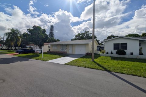 House in Tamarac, Florida 2 bedrooms, 80.64 sq.m. № 1945521 - photo 7