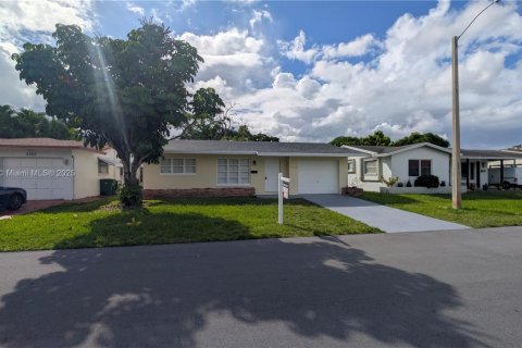 House in Tamarac, Florida 2 bedrooms, 80.64 sq.m. № 1945521 - photo 5